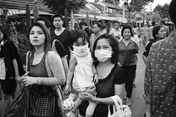 daughter on a mom with mask